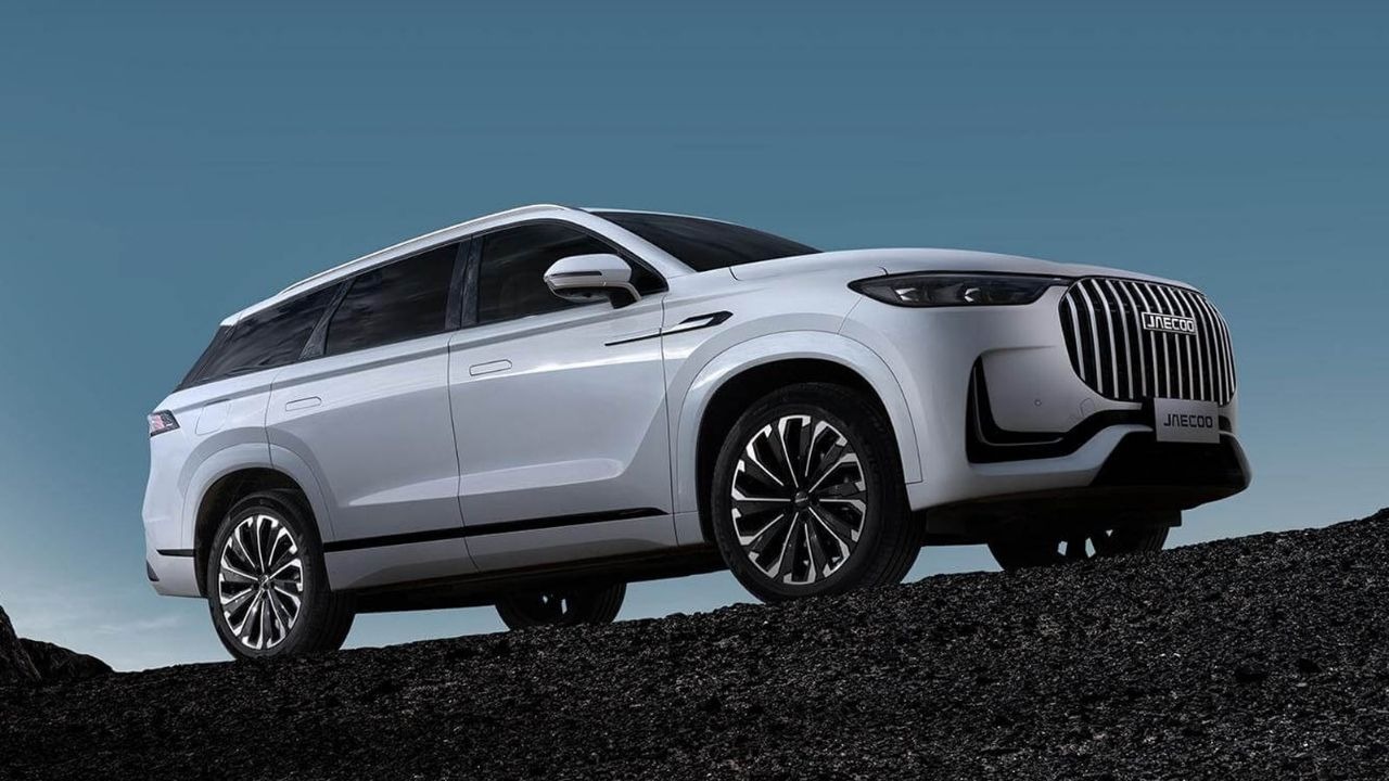 Silver Jaecoo 8 Parked Low Angle